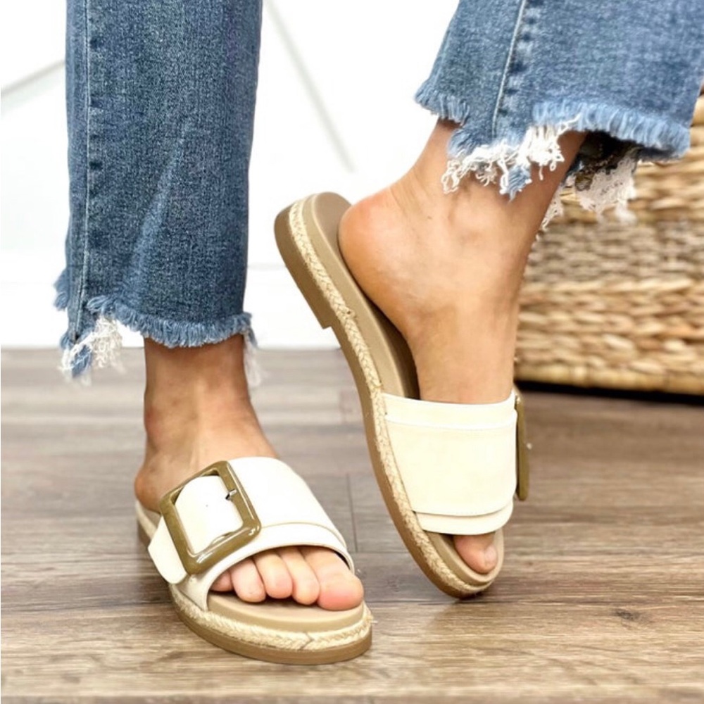 NEW MIA Amore Seashell Ozilia Cream Slide Sandals with Gold Buckle - Size 8.5